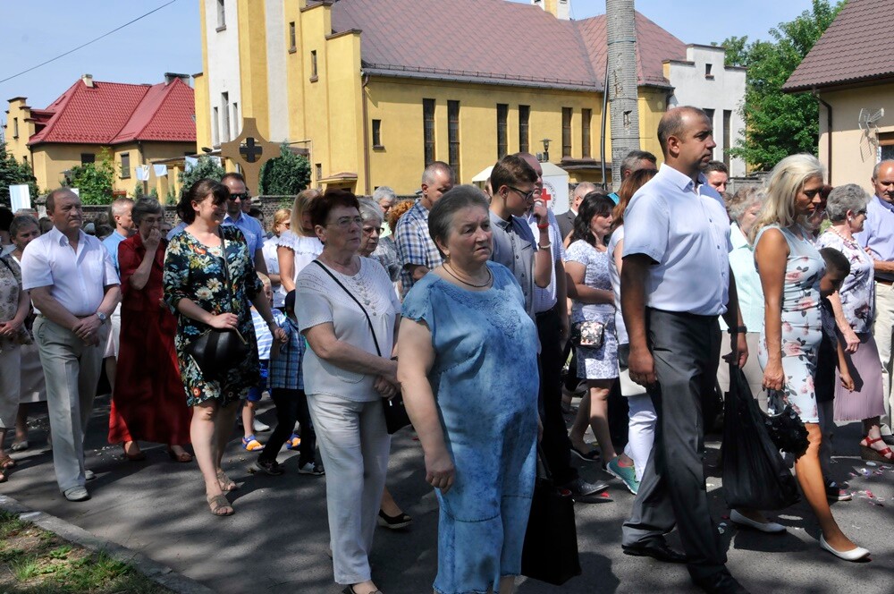 Ulicami wszystkich dzielnic naszego miasta przeszły dzisiaj procesje z okazji obchodów Uroczystości Najświętszego Ciała i Krwi Chrystusa. Wierni wspominają w ten dzień Ostatnią Wieczerzę oraz Przeistoczenie chleba i wina w Ciało i Krew Jezusa Chrystusa.