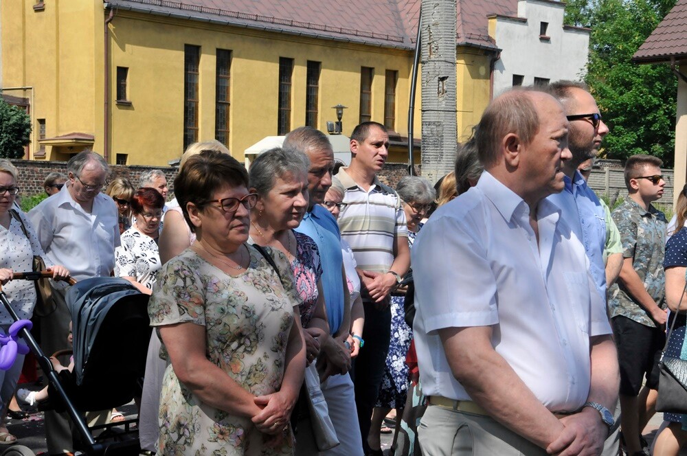 Ulicami wszystkich dzielnic naszego miasta przeszły dzisiaj procesje z okazji obchodów Uroczystości Najświętszego Ciała i Krwi Chrystusa. Wierni wspominają w ten dzień Ostatnią Wieczerzę oraz Przeistoczenie chleba i wina w Ciało i Krew Jezusa Chrystusa.
