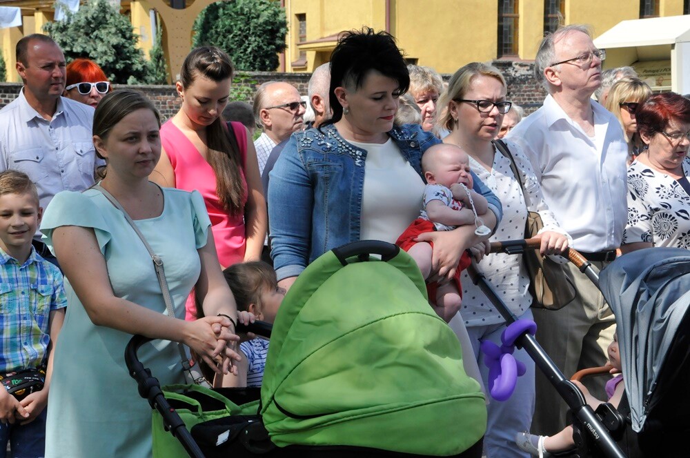 Ulicami wszystkich dzielnic naszego miasta przeszły dzisiaj procesje z okazji obchodów Uroczystości Najświętszego Ciała i Krwi Chrystusa. Wierni wspominają w ten dzień Ostatnią Wieczerzę oraz Przeistoczenie chleba i wina w Ciało i Krew Jezusa Chrystusa.