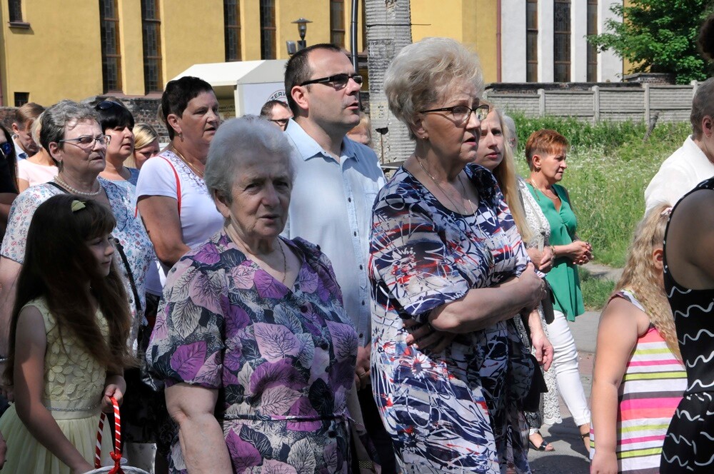 Ulicami wszystkich dzielnic naszego miasta przeszły dzisiaj procesje z okazji obchodów Uroczystości Najświętszego Ciała i Krwi Chrystusa. Wierni wspominają w ten dzień Ostatnią Wieczerzę oraz Przeistoczenie chleba i wina w Ciało i Krew Jezusa Chrystusa.
