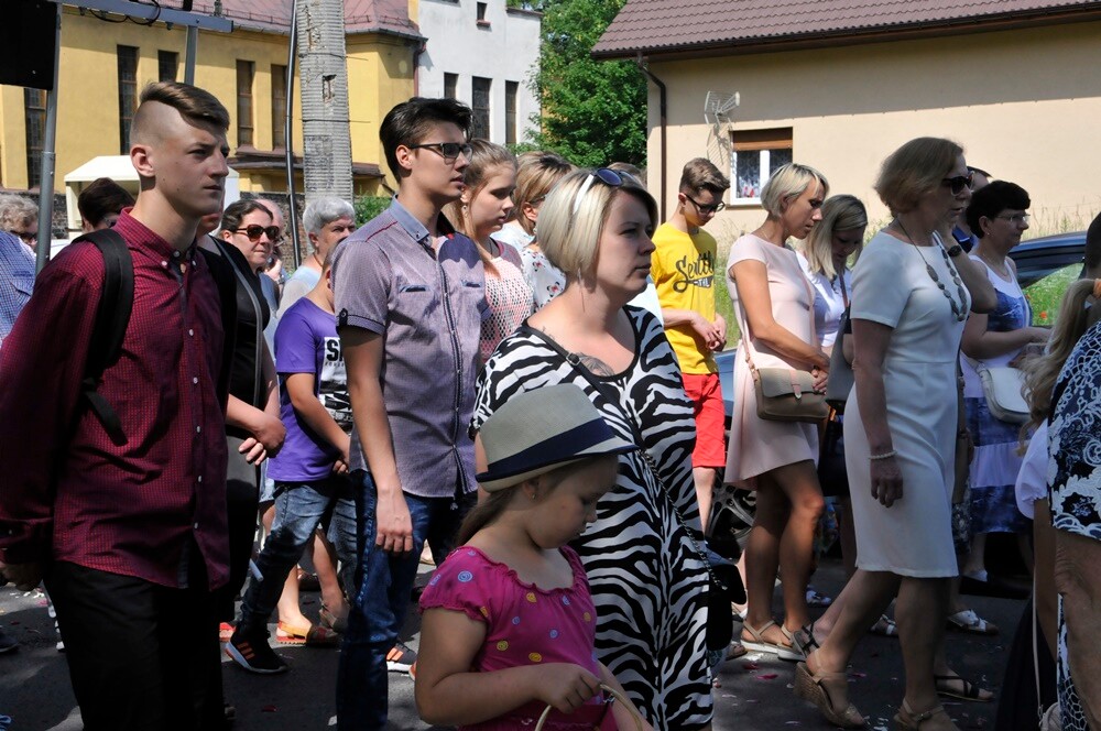 Ulicami wszystkich dzielnic naszego miasta przeszły dzisiaj procesje z okazji obchodów Uroczystości Najświętszego Ciała i Krwi Chrystusa. Wierni wspominają w ten dzień Ostatnią Wieczerzę oraz Przeistoczenie chleba i wina w Ciało i Krew Jezusa Chrystusa.