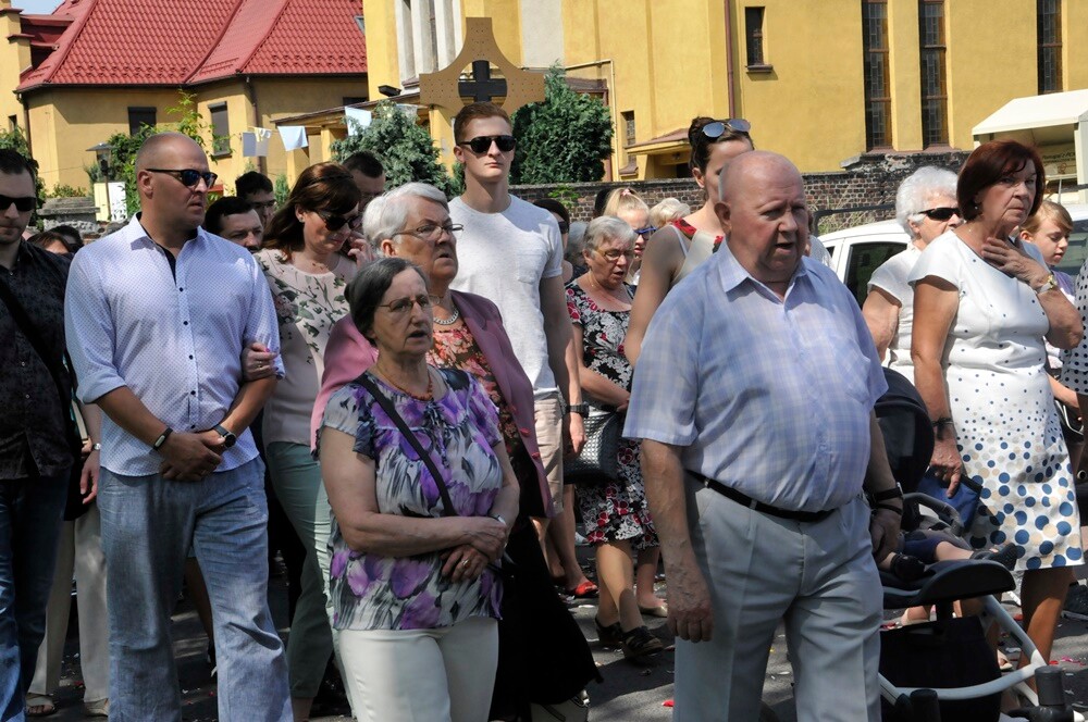Ulicami wszystkich dzielnic naszego miasta przeszły dzisiaj procesje z okazji obchodów Uroczystości Najświętszego Ciała i Krwi Chrystusa. Wierni wspominają w ten dzień Ostatnią Wieczerzę oraz Przeistoczenie chleba i wina w Ciało i Krew Jezusa Chrystusa.