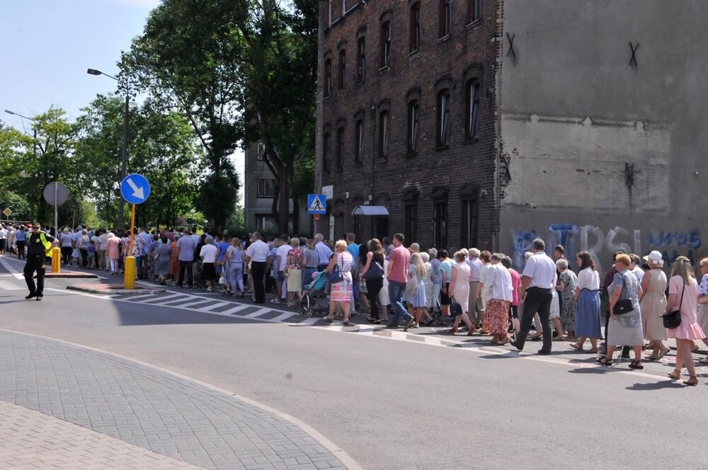 Ulicami wszystkich dzielnic naszego miasta przeszły dzisiaj procesje z okazji obchodów Uroczystości Najświętszego Ciała i Krwi Chrystusa. Wierni wspominają w ten dzień Ostatnią Wieczerzę oraz Przeistoczenie chleba i wina w Ciało i Krew Jezusa Chrystusa.