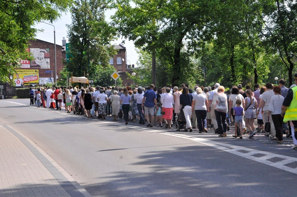 Ulicami wszystkich dzielnic naszego miasta przeszły dzisiaj procesje z okazji obchodów Uroczystości Najświętszego Ciała i Krwi Chrystusa. Wierni wspominają w ten dzień Ostatnią Wieczerzę oraz Przeistoczenie chleba i wina w Ciało i Krew Jezusa Chrystusa.