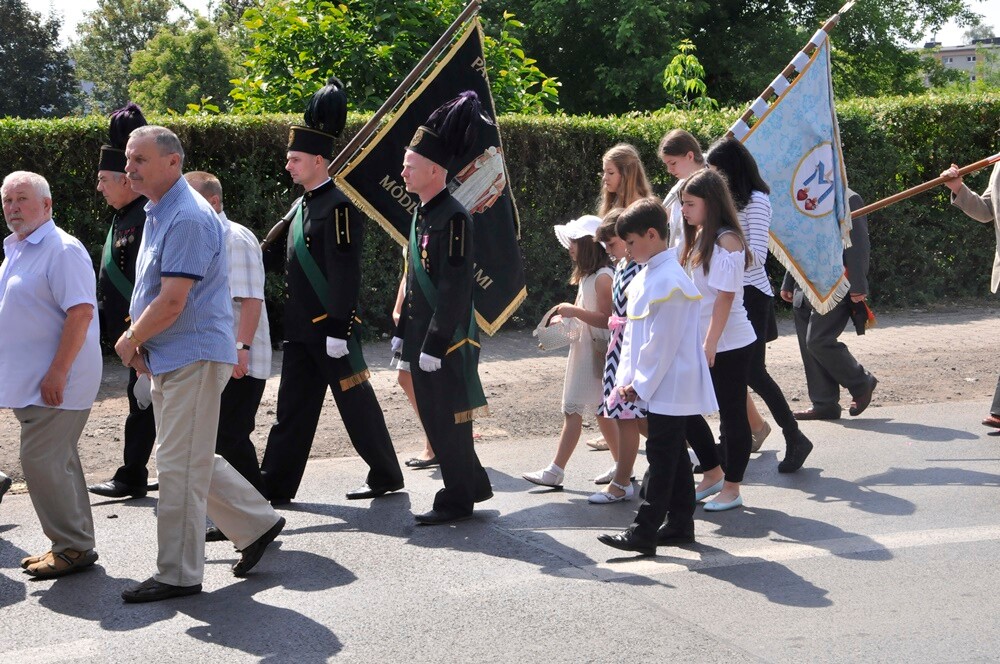 Ulicami wszystkich dzielnic naszego miasta przeszły dzisiaj procesje z okazji obchodów Uroczystości Najświętszego Ciała i Krwi Chrystusa. Wierni wspominają w ten dzień Ostatnią Wieczerzę oraz Przeistoczenie chleba i wina w Ciało i Krew Jezusa Chrystusa.