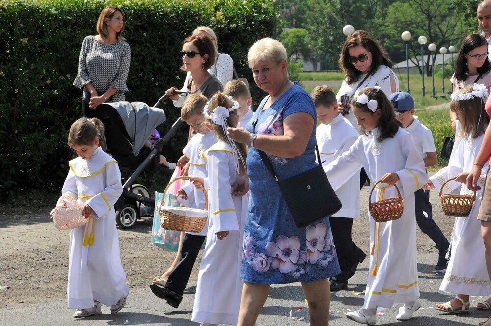 Ulicami wszystkich dzielnic naszego miasta przeszły dzisiaj procesje z okazji obchodów Uroczystości Najświętszego Ciała i Krwi Chrystusa. Wierni wspominają w ten dzień Ostatnią Wieczerzę oraz Przeistoczenie chleba i wina w Ciało i Krew Jezusa Chrystusa.
