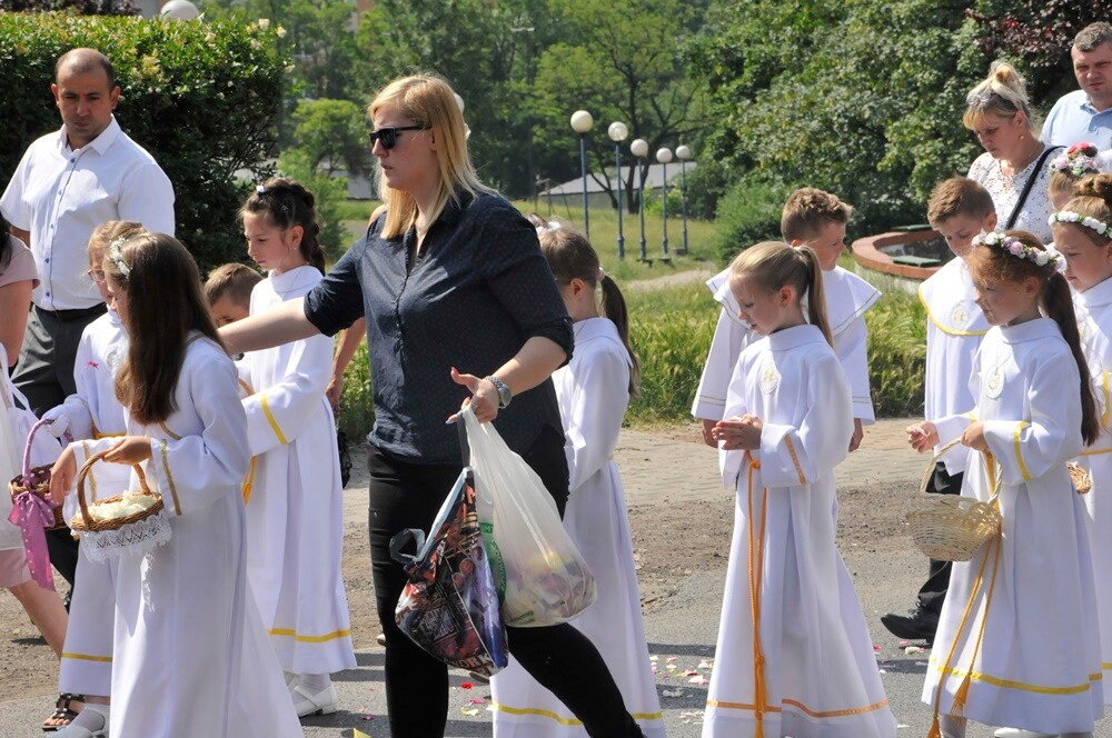 Ulicami wszystkich dzielnic naszego miasta przeszły dzisiaj procesje z okazji obchodów Uroczystości Najświętszego Ciała i Krwi Chrystusa. Wierni wspominają w ten dzień Ostatnią Wieczerzę oraz Przeistoczenie chleba i wina w Ciało i Krew Jezusa Chrystusa.