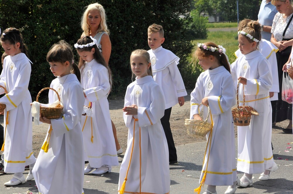 Ulicami wszystkich dzielnic naszego miasta przeszły dzisiaj procesje z okazji obchodów Uroczystości Najświętszego Ciała i Krwi Chrystusa. Wierni wspominają w ten dzień Ostatnią Wieczerzę oraz Przeistoczenie chleba i wina w Ciało i Krew Jezusa Chrystusa.