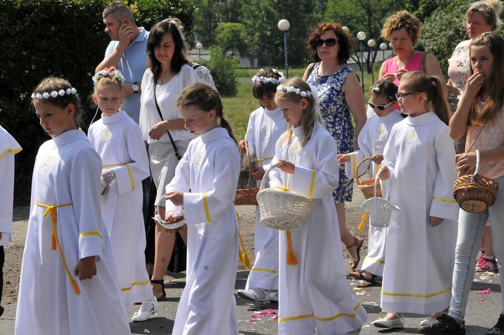 Ulicami wszystkich dzielnic naszego miasta przeszły dzisiaj procesje z okazji obchodów Uroczystości Najświętszego Ciała i Krwi Chrystusa. Wierni wspominają w ten dzień Ostatnią Wieczerzę oraz Przeistoczenie chleba i wina w Ciało i Krew Jezusa Chrystusa.