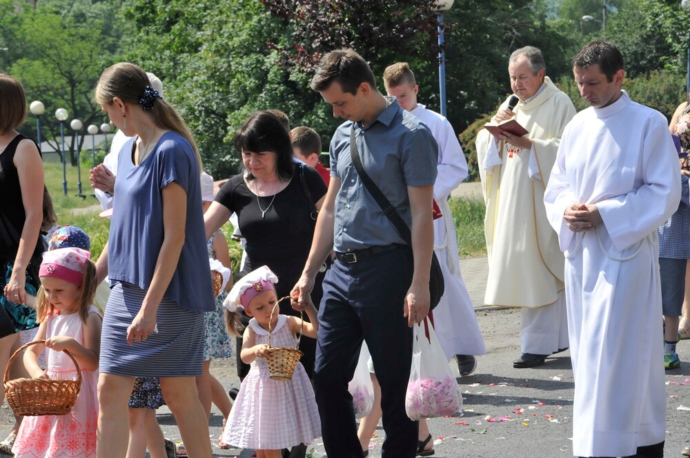 Ulicami wszystkich dzielnic naszego miasta przeszły dzisiaj procesje z okazji obchodów Uroczystości Najświętszego Ciała i Krwi Chrystusa. Wierni wspominają w ten dzień Ostatnią Wieczerzę oraz Przeistoczenie chleba i wina w Ciało i Krew Jezusa Chrystusa.