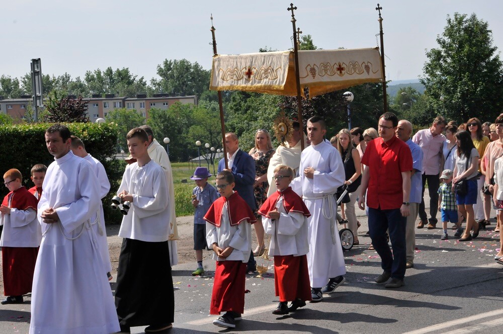 Ulicami wszystkich dzielnic naszego miasta przeszły dzisiaj procesje z okazji obchodów Uroczystości Najświętszego Ciała i Krwi Chrystusa. Wierni wspominają w ten dzień Ostatnią Wieczerzę oraz Przeistoczenie chleba i wina w Ciało i Krew Jezusa Chrystusa.