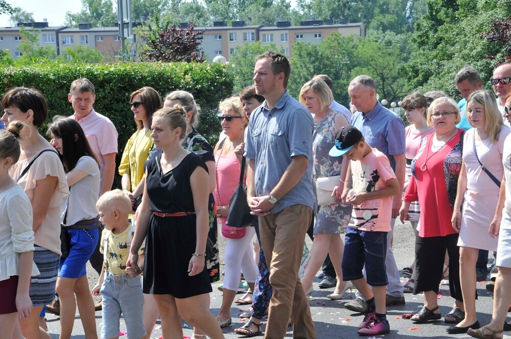 Ulicami wszystkich dzielnic naszego miasta przeszły dzisiaj procesje z okazji obchodów Uroczystości Najświętszego Ciała i Krwi Chrystusa. Wierni wspominają w ten dzień Ostatnią Wieczerzę oraz Przeistoczenie chleba i wina w Ciało i Krew Jezusa Chrystusa.
