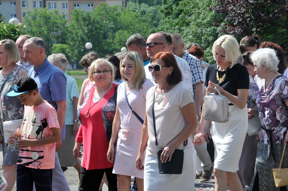Ulicami wszystkich dzielnic naszego miasta przeszły dzisiaj procesje z okazji obchodów Uroczystości Najświętszego Ciała i Krwi Chrystusa. Wierni wspominają w ten dzień Ostatnią Wieczerzę oraz Przeistoczenie chleba i wina w Ciało i Krew Jezusa Chrystusa.
