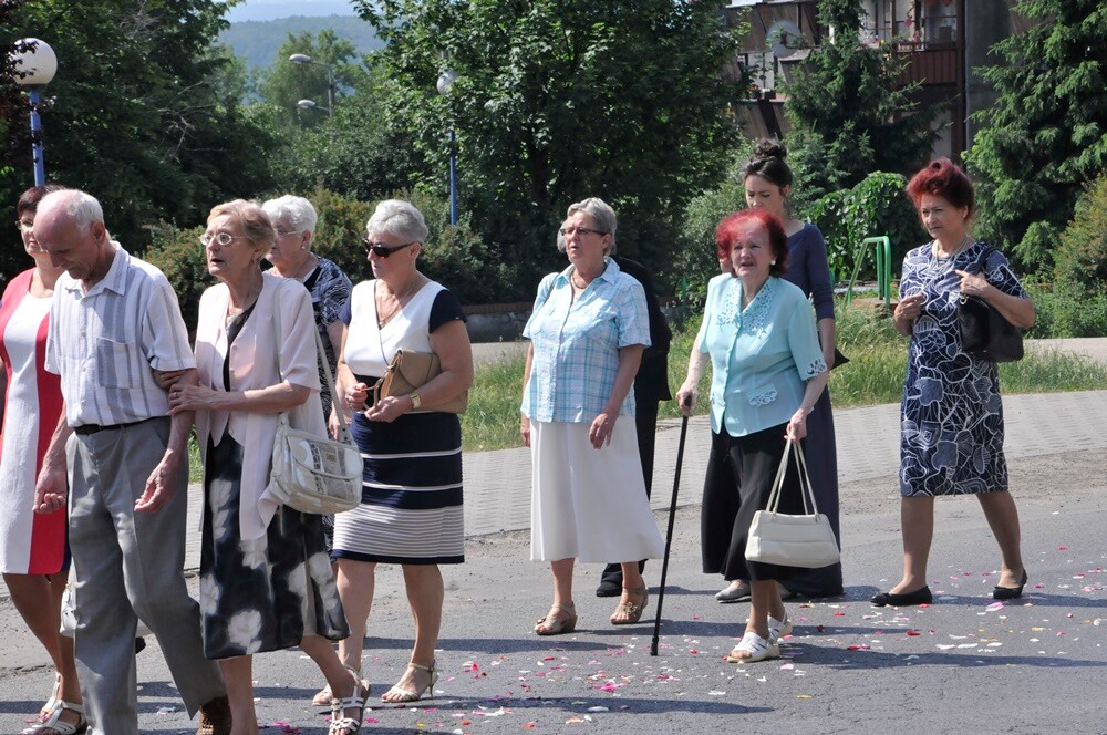 Ulicami wszystkich dzielnic naszego miasta przeszły dzisiaj procesje z okazji obchodów Uroczystości Najświętszego Ciała i Krwi Chrystusa. Wierni wspominają w ten dzień Ostatnią Wieczerzę oraz Przeistoczenie chleba i wina w Ciało i Krew Jezusa Chrystusa.