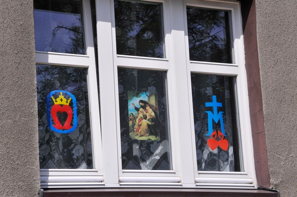 Ulicami wszystkich dzielnic naszego miasta przeszły dzisiaj procesje z okazji obchodów Uroczystości Najświętszego Ciała i Krwi Chrystusa. Wierni wspominają w ten dzień Ostatnią Wieczerzę oraz Przeistoczenie chleba i wina w Ciało i Krew Jezusa Chrystusa.