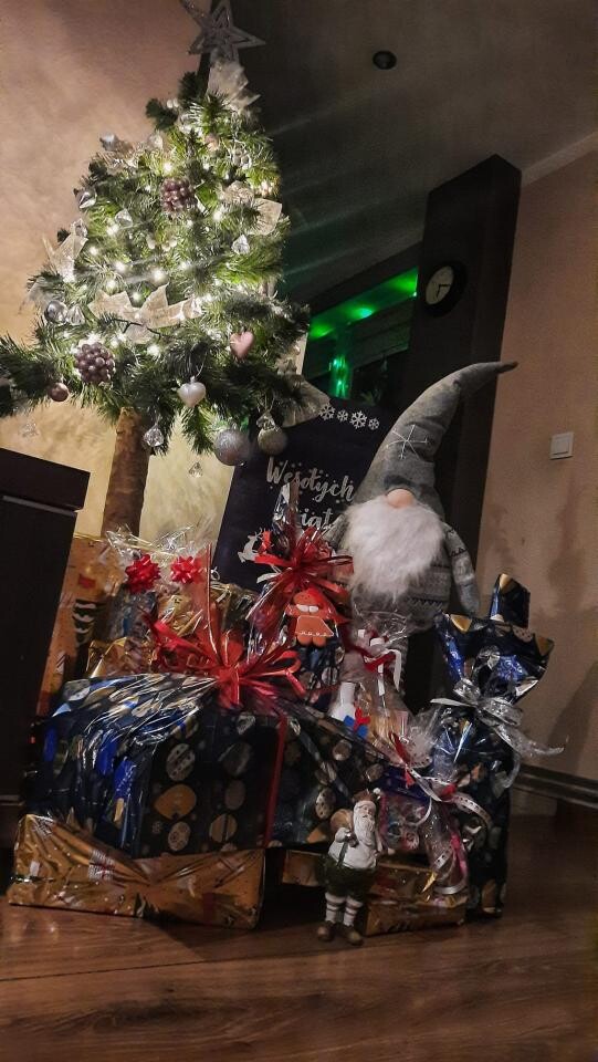 Tradycyjnie już jak co roku na Facebooku RudaSlaska.com.pl poprosiliśmy naszych czytelników, aby wysłali nam zdjęcia swoich choinek bożonarodzeniowych. Odzew był bardzo pozytywny.