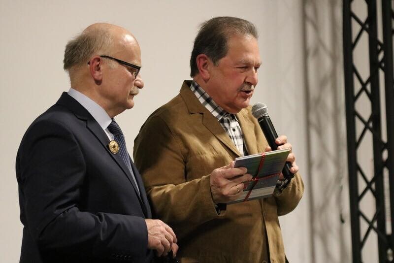 Bronisław Wątroba - popularyzator śląskiej godki oraz autor fraszek pisanych po śląsku, a do tego numizmatyk i filatelista otrzymał - odebrał wczoraj Złotą Odznakę Honorową za Zasługi dla Województwa Śląskiego. Jej wręczenie odbyło się na Stacji Biblioteka podczas spotkania "Asocjacja M&B&P-18".
