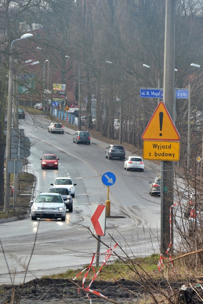 Prace na budowie czwartego etapu trasy N-S w Rudzie Śląskiej wrą! Jak zapowiadają rudzcy urzędnicy, jeżeli wszystko pójdzie zgodnie z planem, pod koniec 2023 roku będziemy mogli trasą N-S przejechać do ulicy Bielszowickiej i 1 Maja. Zobaczcie, jak postępują prace.

fot. Jacek Knapik