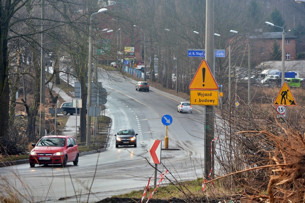 Prace na budowie czwartego etapu trasy N-S w Rudzie Śląskiej wrą! Jak zapowiadają rudzcy urzędnicy, jeżeli wszystko pójdzie zgodnie z planem, pod koniec 2023 roku będziemy mogli trasą N-S przejechać do ulicy Bielszowickiej i 1 Maja. Zobaczcie, jak postępują prace.

fot. Jacek Knapik