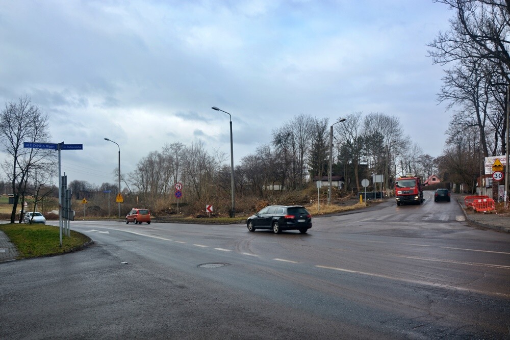 Prace na budowie czwartego etapu trasy N-S w Rudzie Śląskiej wrą! Jak zapowiadają rudzcy urzędnicy, jeżeli wszystko pójdzie zgodnie z planem, pod koniec 2023 roku będziemy mogli trasą N-S przejechać do ulicy Bielszowickiej i 1 Maja. Zobaczcie, jak postępują prace.

fot. Jacek Knapik