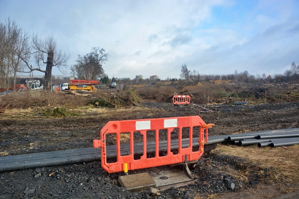Prace na budowie czwartego etapu trasy N-S w Rudzie Śląskiej wrą! Jak zapowiadają rudzcy urzędnicy, jeżeli wszystko pójdzie zgodnie z planem, pod koniec 2023 roku będziemy mogli trasą N-S przejechać do ulicy Bielszowickiej i 1 Maja. Zobaczcie, jak postępują prace.

fot. Jacek Knapik