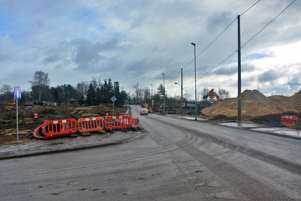 Prace na budowie czwartego etapu trasy N-S w Rudzie Śląskiej wrą! Jak zapowiadają rudzcy urzędnicy, jeżeli wszystko pójdzie zgodnie z planem, pod koniec 2023 roku będziemy mogli trasą N-S przejechać do ulicy Bielszowickiej i 1 Maja. Zobaczcie, jak postępują prace.

fot. Jacek Knapik