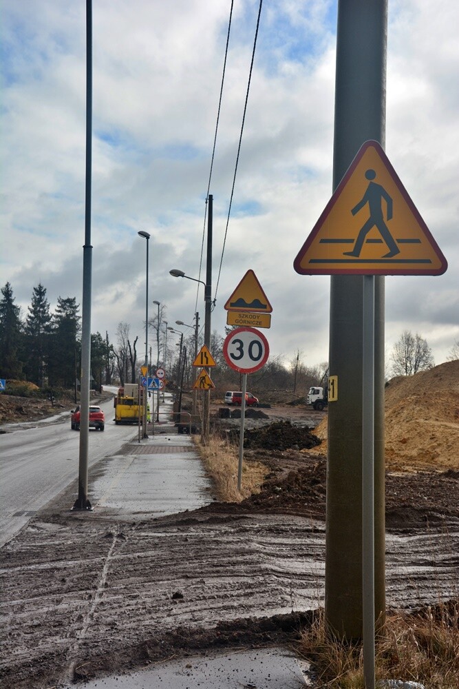 Prace na budowie czwartego etapu trasy N-S w Rudzie Śląskiej wrą! Jak zapowiadają rudzcy urzędnicy, jeżeli wszystko pójdzie zgodnie z planem, pod koniec 2023 roku będziemy mogli trasą N-S przejechać do ulicy Bielszowickiej i 1 Maja. Zobaczcie, jak postępują prace.

fot. Jacek Knapik