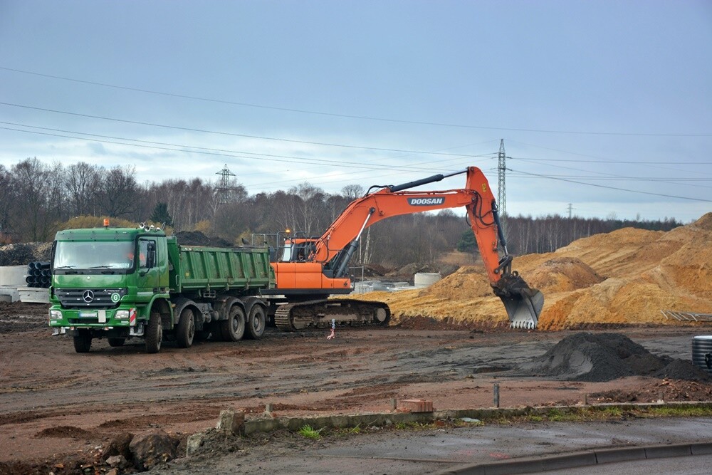 Prace na budowie czwartego etapu trasy N-S w Rudzie Śląskiej wrą! Jak zapowiadają rudzcy urzędnicy, jeżeli wszystko pójdzie zgodnie z planem, pod koniec 2023 roku będziemy mogli trasą N-S przejechać do ulicy Bielszowickiej i 1 Maja. Zobaczcie, jak postępują prace.

fot. Jacek Knapik