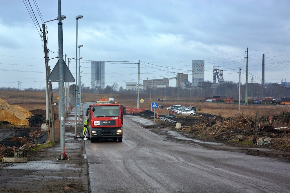 Prace na budowie czwartego etapu trasy N-S w Rudzie Śląskiej wrą! Jak zapowiadają rudzcy urzędnicy, jeżeli wszystko pójdzie zgodnie z planem, pod koniec 2023 roku będziemy mogli trasą N-S przejechać do ulicy Bielszowickiej i 1 Maja. Zobaczcie, jak postępują prace.

fot. Jacek Knapik