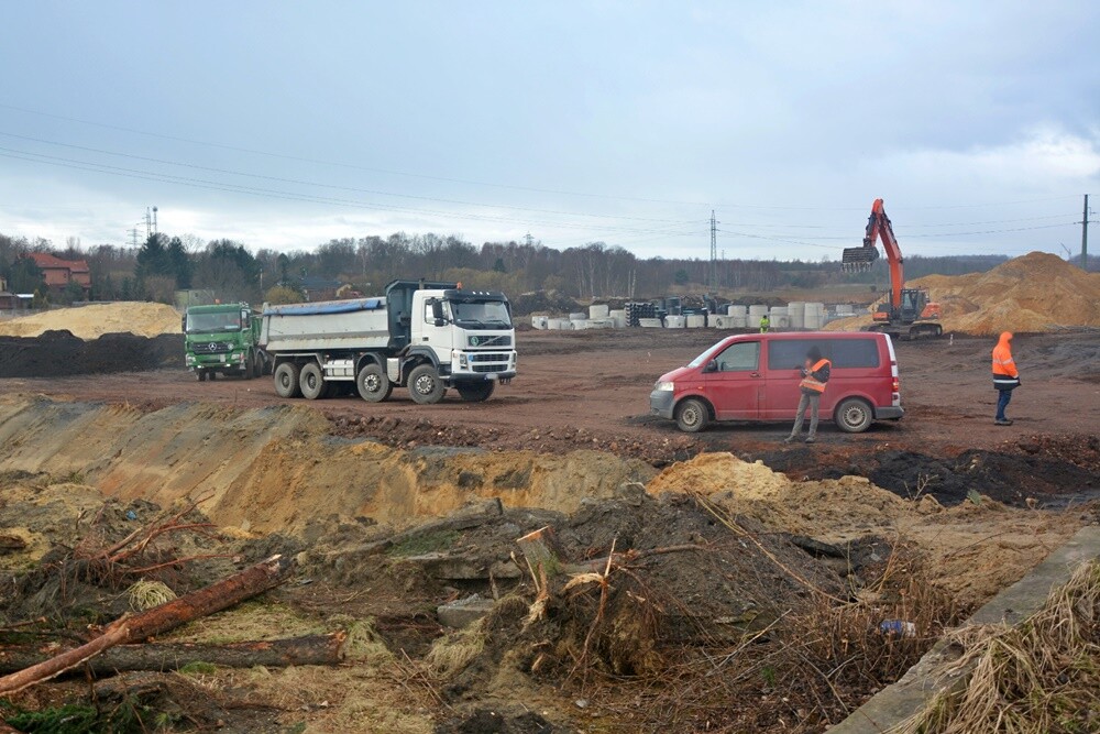 Prace na budowie czwartego etapu trasy N-S w Rudzie Śląskiej wrą! Jak zapowiadają rudzcy urzędnicy, jeżeli wszystko pójdzie zgodnie z planem, pod koniec 2023 roku będziemy mogli trasą N-S przejechać do ulicy Bielszowickiej i 1 Maja. Zobaczcie, jak postępują prace.

fot. Jacek Knapik