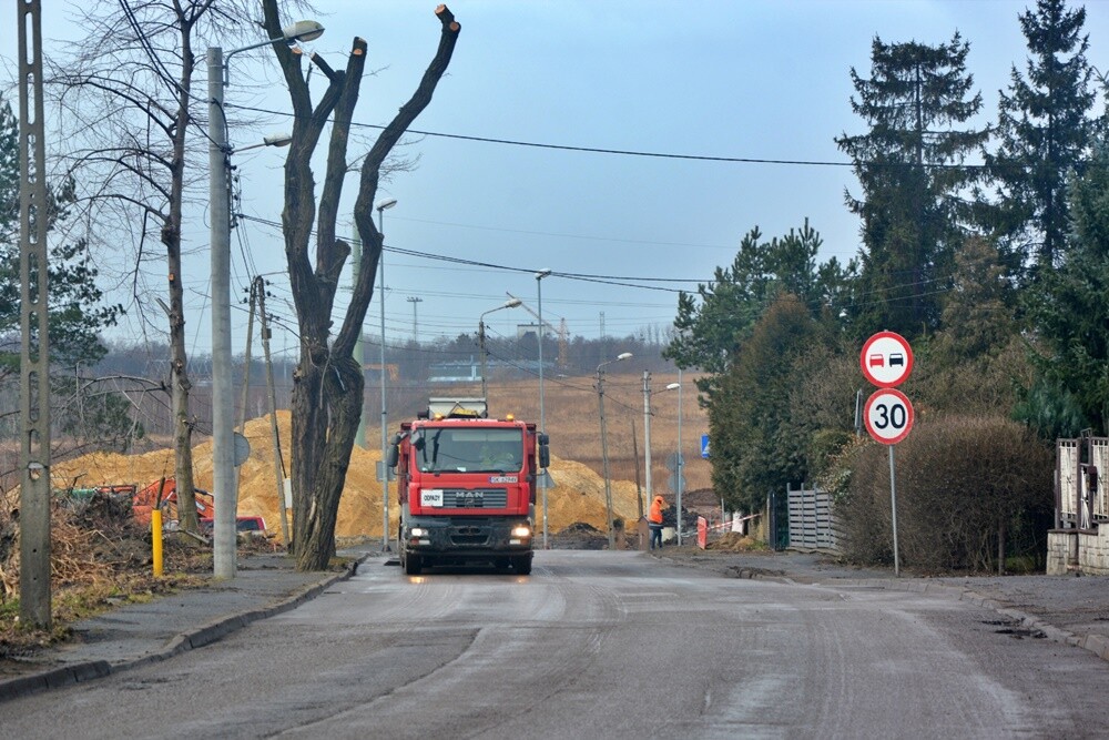 Prace na budowie czwartego etapu trasy N-S w Rudzie Śląskiej wrą! Jak zapowiadają rudzcy urzędnicy, jeżeli wszystko pójdzie zgodnie z planem, pod koniec 2023 roku będziemy mogli trasą N-S przejechać do ulicy Bielszowickiej i 1 Maja. Zobaczcie, jak postępują prace.

fot. Jacek Knapik