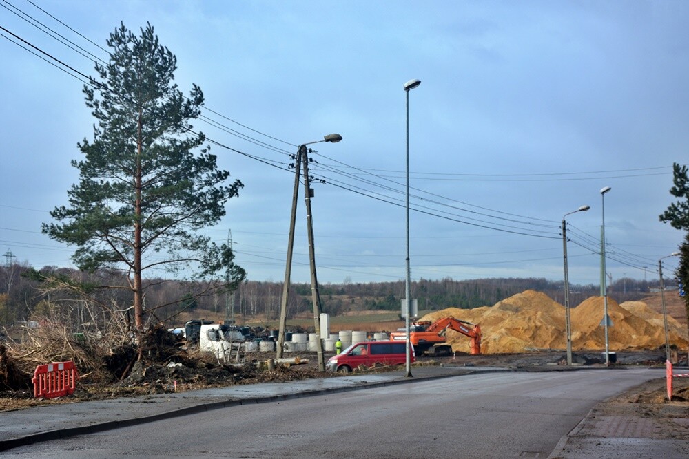 Prace na budowie czwartego etapu trasy N-S w Rudzie Śląskiej wrą! Jak zapowiadają rudzcy urzędnicy, jeżeli wszystko pójdzie zgodnie z planem, pod koniec 2023 roku będziemy mogli trasą N-S przejechać do ulicy Bielszowickiej i 1 Maja. Zobaczcie, jak postępują prace.

fot. Jacek Knapik