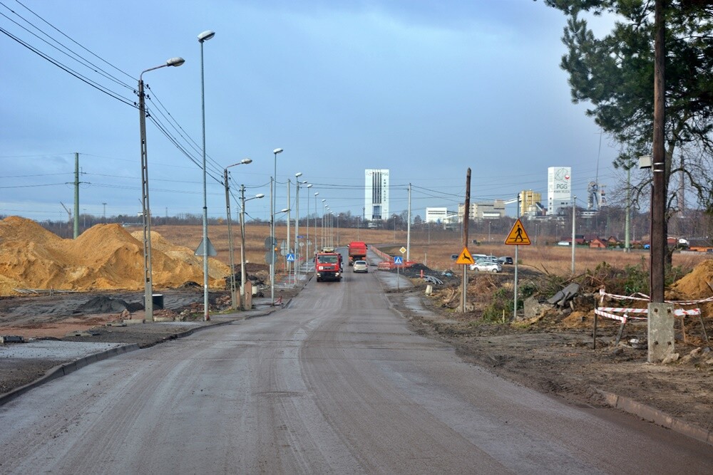 Prace na budowie czwartego etapu trasy N-S w Rudzie Śląskiej wrą! Jak zapowiadają rudzcy urzędnicy, jeżeli wszystko pójdzie zgodnie z planem, pod koniec 2023 roku będziemy mogli trasą N-S przejechać do ulicy Bielszowickiej i 1 Maja. Zobaczcie, jak postępują prace.

fot. Jacek Knapik