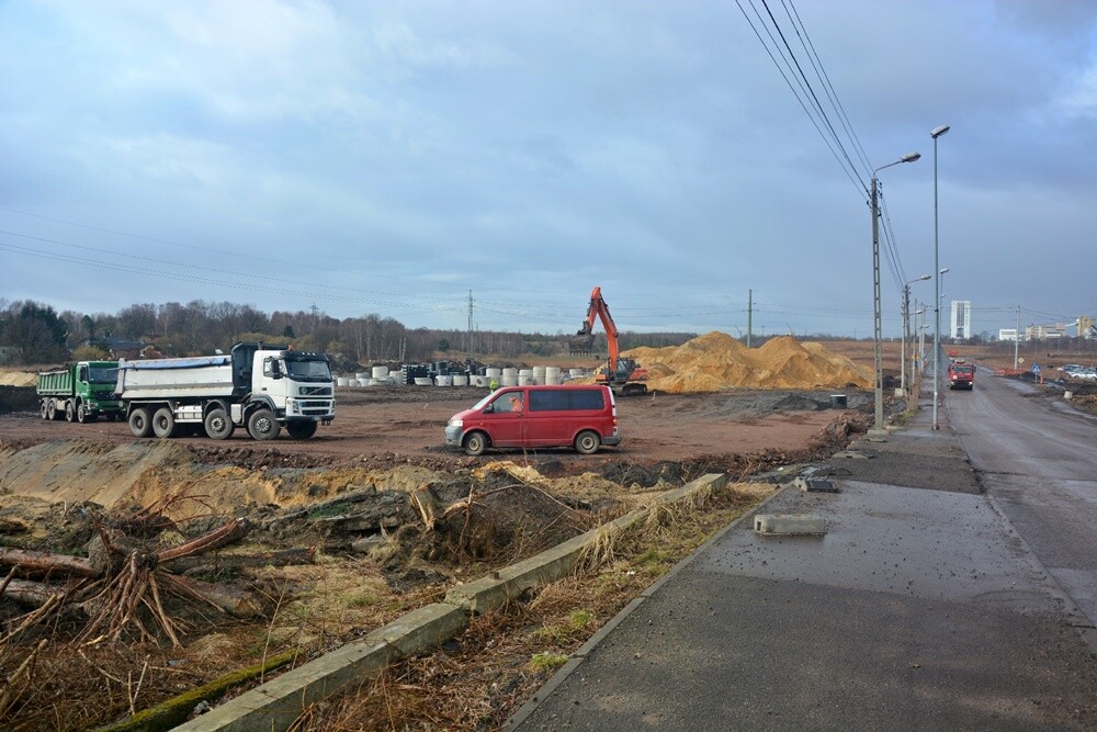 Prace na budowie czwartego etapu trasy N-S w Rudzie Śląskiej wrą! Jak zapowiadają rudzcy urzędnicy, jeżeli wszystko pójdzie zgodnie z planem, pod koniec 2023 roku będziemy mogli trasą N-S przejechać do ulicy Bielszowickiej i 1 Maja. Zobaczcie, jak postępują prace.

fot. Jacek Knapik