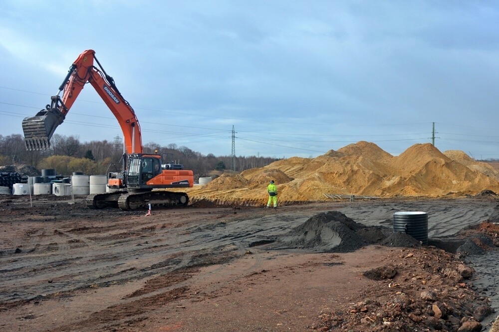 Prace na budowie czwartego etapu trasy N-S w Rudzie Śląskiej wrą! Jak zapowiadają rudzcy urzędnicy, jeżeli wszystko pójdzie zgodnie z planem, pod koniec 2023 roku będziemy mogli trasą N-S przejechać do ulicy Bielszowickiej i 1 Maja. Zobaczcie, jak postępują prace.

fot. Jacek Knapik