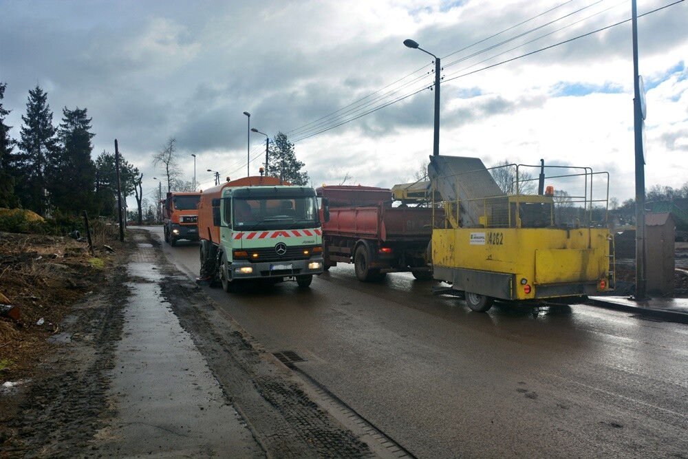 Prace na budowie czwartego etapu trasy N-S w Rudzie Śląskiej wrą! Jak zapowiadają rudzcy urzędnicy, jeżeli wszystko pójdzie zgodnie z planem, pod koniec 2023 roku będziemy mogli trasą N-S przejechać do ulicy Bielszowickiej i 1 Maja. Zobaczcie, jak postępują prace.

fot. Jacek Knapik