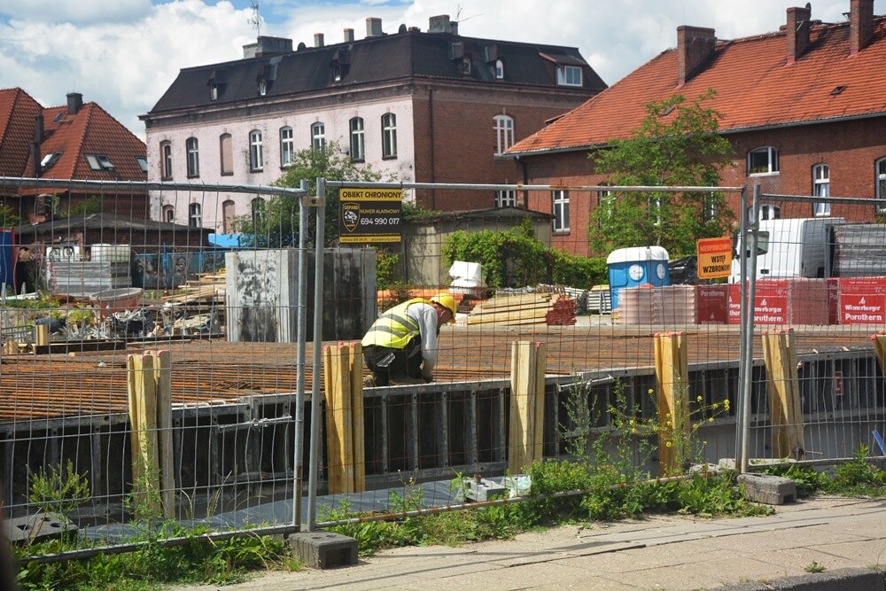 Trwa budowa 52 mieszkań komunalnych przy ul. Bankowej w Rudzie Śląskiej. W ramach przedsięwzięcia powstaną dwa budynki z podziemnymi garażami i przestrzenią rekreacyjną pośrodku. Zobaczcie, jak postępują prace na placu budowy. 

fot. Jacek Knapik