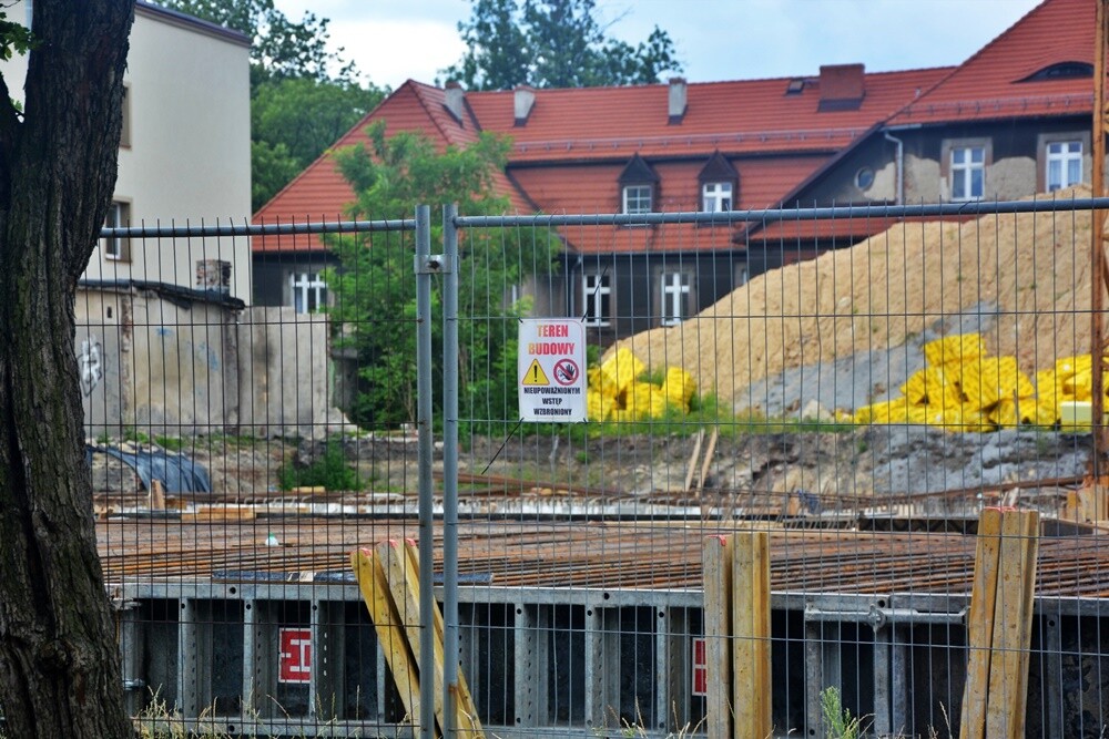 Trwa budowa 52 mieszkań komunalnych przy ul. Bankowej w Rudzie Śląskiej. W ramach przedsięwzięcia powstaną dwa budynki z podziemnymi garażami i przestrzenią rekreacyjną pośrodku. Zobaczcie, jak postępują prace na placu budowy. 

fot. Jacek Knapik
