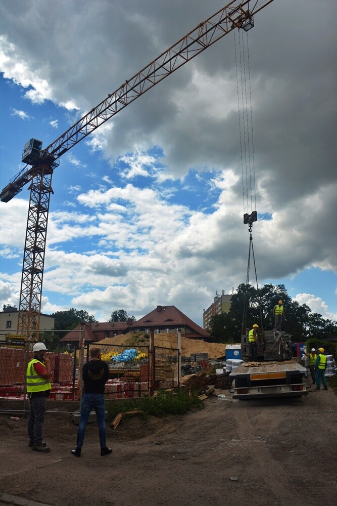 Trwa budowa 52 mieszkań komunalnych przy ul. Bankowej w Rudzie Śląskiej. W ramach przedsięwzięcia powstaną dwa budynki z podziemnymi garażami i przestrzenią rekreacyjną pośrodku. Zobaczcie, jak postępują prace na placu budowy. 

fot. Jacek Knapik