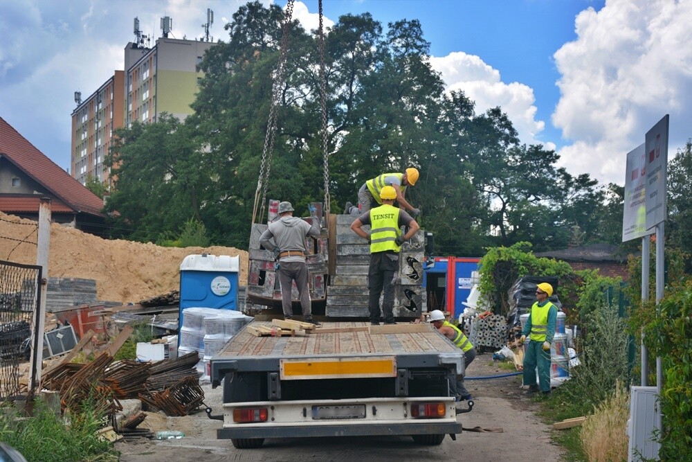 Trwa budowa 52 mieszkań komunalnych przy ul. Bankowej w Rudzie Śląskiej. W ramach przedsięwzięcia powstaną dwa budynki z podziemnymi garażami i przestrzenią rekreacyjną pośrodku. Zobaczcie, jak postępują prace na placu budowy. 

fot. Jacek Knapik