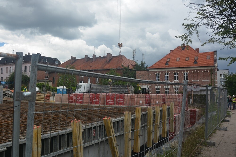 Trwa budowa 52 mieszkań komunalnych przy ul. Bankowej w Rudzie Śląskiej. W ramach przedsięwzięcia powstaną dwa budynki z podziemnymi garażami i przestrzenią rekreacyjną pośrodku. Zobaczcie, jak postępują prace na placu budowy. 

fot. Jacek Knapik