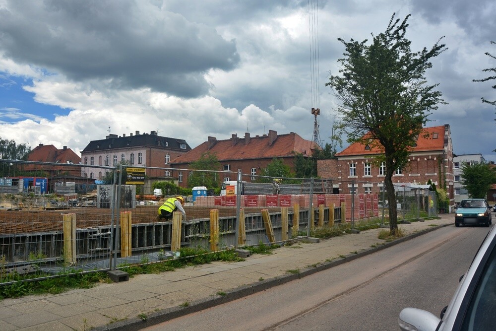 Trwa budowa 52 mieszkań komunalnych przy ul. Bankowej w Rudzie Śląskiej. W ramach przedsięwzięcia powstaną dwa budynki z podziemnymi garażami i przestrzenią rekreacyjną pośrodku. Zobaczcie, jak postępują prace na placu budowy. 

fot. Jacek Knapik