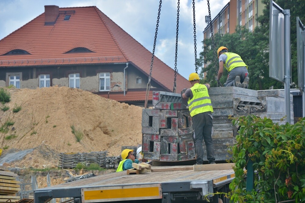 Trwa budowa 52 mieszkań komunalnych przy ul. Bankowej w Rudzie Śląskiej. W ramach przedsięwzięcia powstaną dwa budynki z podziemnymi garażami i przestrzenią rekreacyjną pośrodku. Zobaczcie, jak postępują prace na placu budowy. 

fot. Jacek Knapik