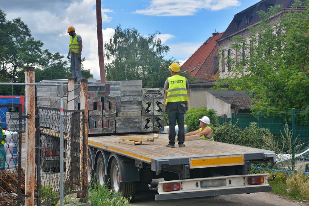 Trwa budowa 52 mieszkań komunalnych przy ul. Bankowej w Rudzie Śląskiej. W ramach przedsięwzięcia powstaną dwa budynki z podziemnymi garażami i przestrzenią rekreacyjną pośrodku. Zobaczcie, jak postępują prace na placu budowy. 

fot. Jacek Knapik