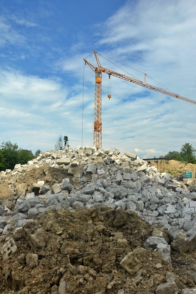 Zamiast budowy rozbiórka? Co dzieje się na placu budowy nowej siedziby Szkoły Podstawowej nr 17 w Bielszowicach. Mieszkańcy dzielnicy nie kryją swojego zaniepokojenia. 

fot. Jacek Knapik