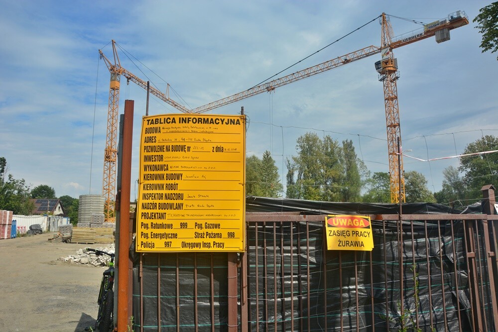 Zamiast budowy rozbiórka? Co dzieje się na placu budowy nowej siedziby Szkoły Podstawowej nr 17 w Bielszowicach. Mieszkańcy dzielnicy nie kryją swojego zaniepokojenia. 

fot. Jacek Knapik