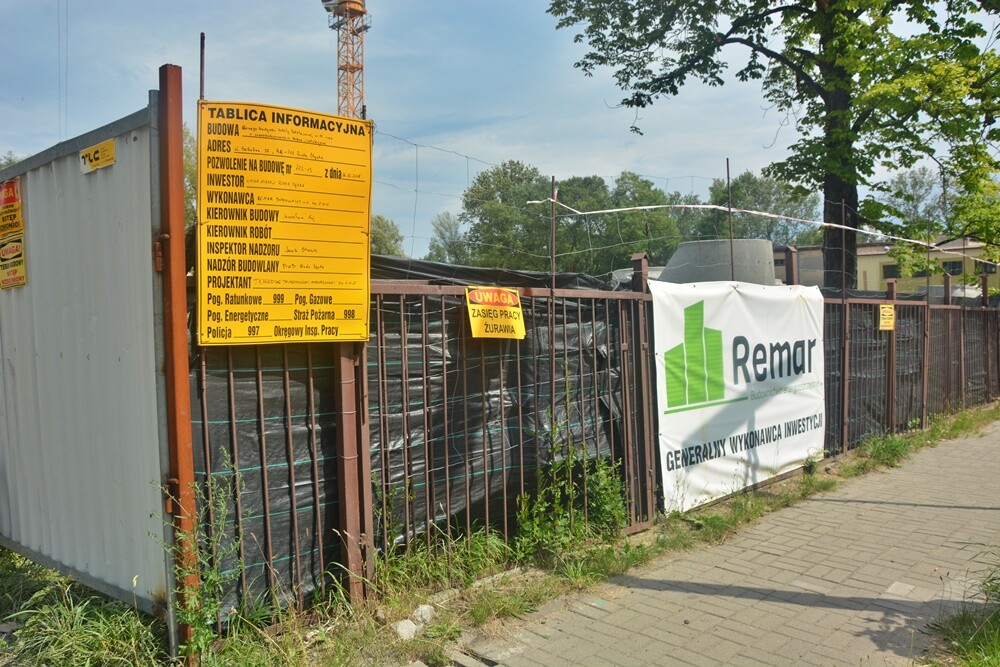 Zamiast budowy rozbiórka? Co dzieje się na placu budowy nowej siedziby Szkoły Podstawowej nr 17 w Bielszowicach. Mieszkańcy dzielnicy nie kryją swojego zaniepokojenia. 

fot. Jacek Knapik