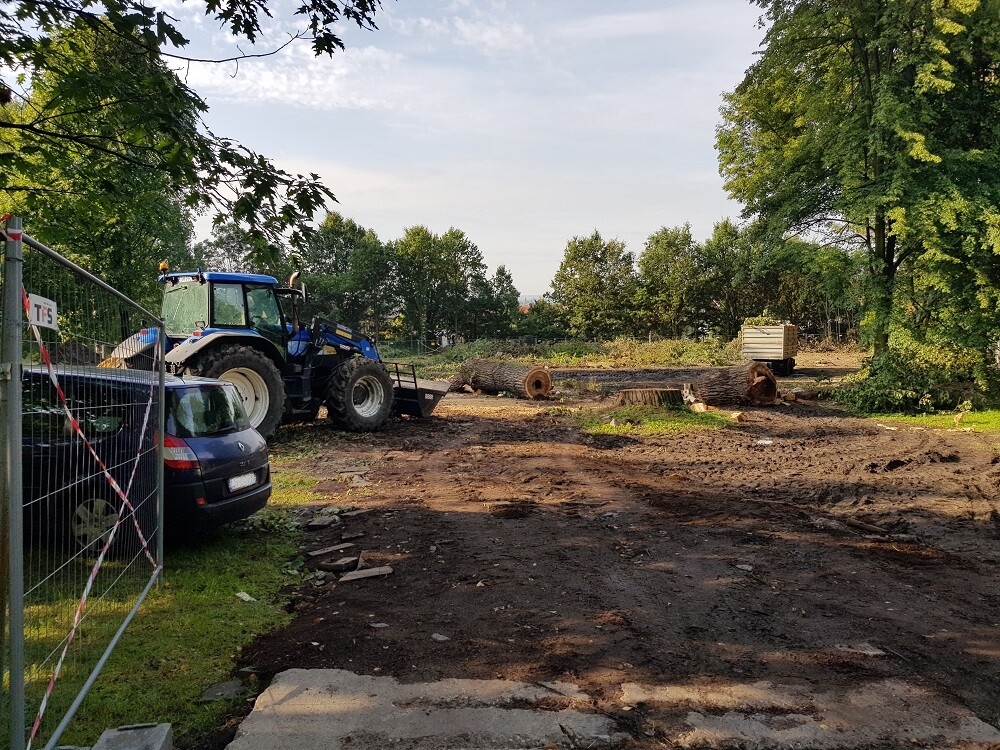 Rozpoczęła się budowa nowego supermarketu a osiedlu Paderewskiego w Rudzie Śląskiej, przy ulicy Kokota. Na teren budowy wjechał już "ciężki sprzęt". Inwestycja mocno zmieni krajobraz osiedla - aby sklep powstał, będzie konieczne wycięcie 95 drzew!