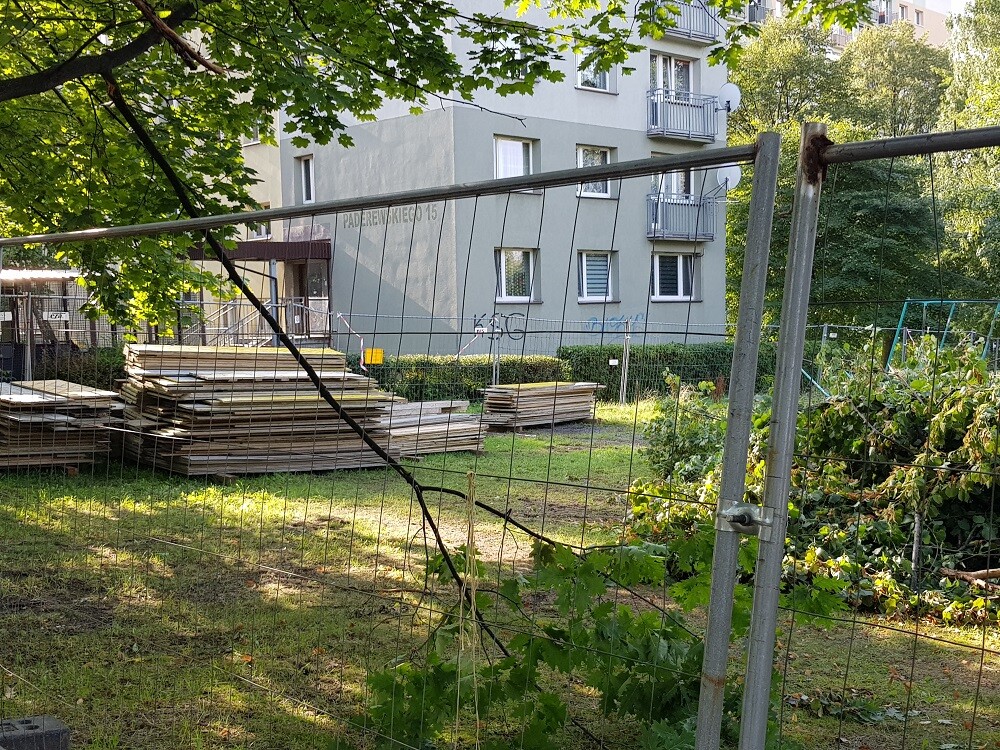 Rozpoczęła się budowa nowego supermarketu a osiedlu Paderewskiego w Rudzie Śląskiej, przy ulicy Kokota. Na teren budowy wjechał już "ciężki sprzęt". Inwestycja mocno zmieni krajobraz osiedla - aby sklep powstał, będzie konieczne wycięcie 95 drzew!
