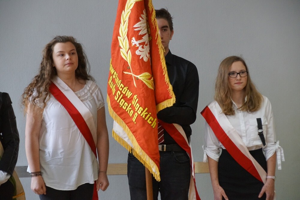 Do rzemieślniczego grona przyjęto dziś oficjalnie kolejnych uczniów szkół zawodowych rozpoczynających praktyczną naukę zawodu w zakładach zrzeszonych w rudzkim Cechu Rzemiosł i Przedsiębiorczości.